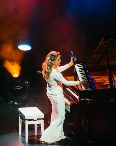 Ahoua performing live to an audience